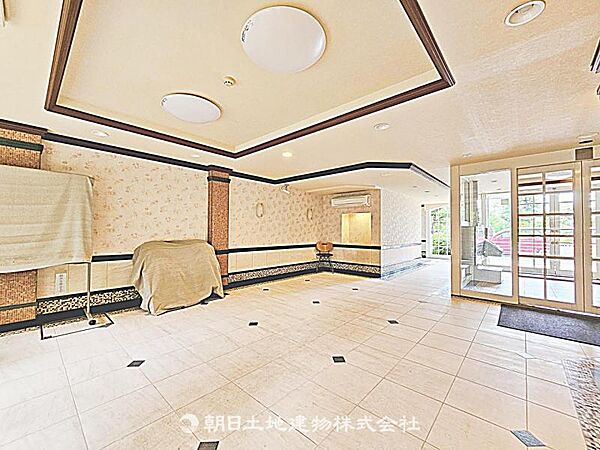 ホテルのような気品漂う広々としたロビー空間。居住者同士の歓談や、ちょっとした待ち合わせにも重宝します。