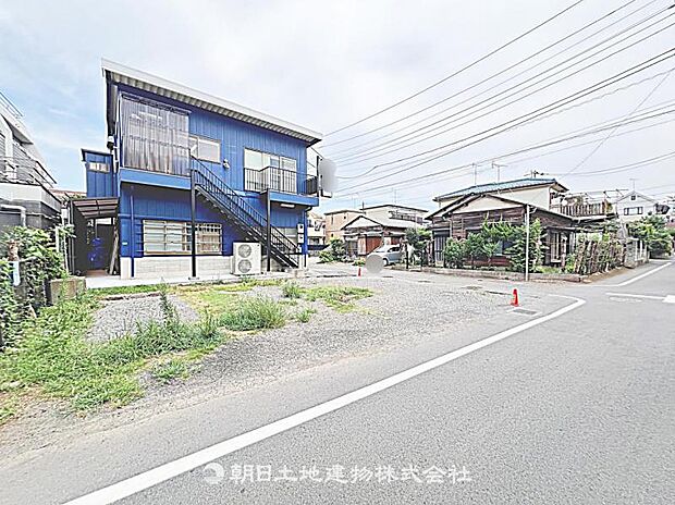 道路幅は狭いですが、交通量が少なく安全です。落ち着いた環境で、快適に生活できる住まいです。