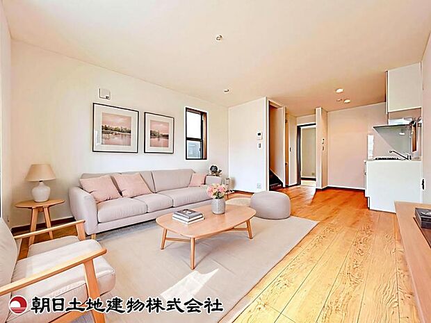 【リビング】無駄を省いたリビング空間です。必要な家具を配置しても圧迫感が出にくく、すっきりと暮らせます。(家具等はCG加工です)