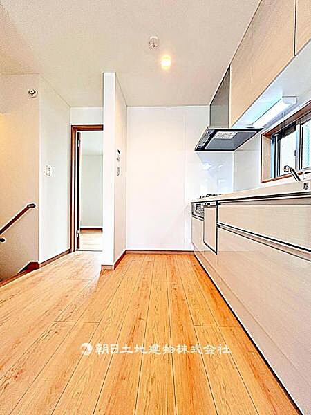 キッチン後ろに十分なスペースがあります。調理や配膳時の動線が確保され、快適に作業できます。