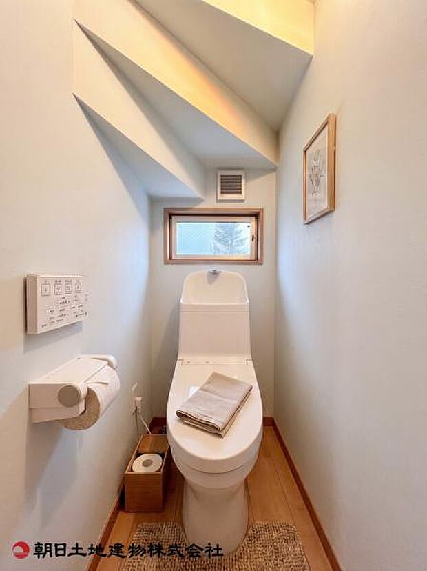 【トイレ】清潔感のあるトイレ空間です。シンプルな仕様でお手入れもしやすく、日常使いに安心して使える設備です。(小物等はCG加工です)