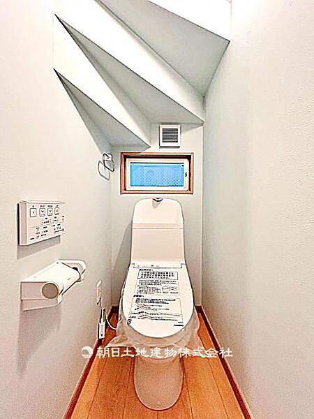 【トイレ】清潔感のあるトイレ空間です。シンプルな仕様でお手入れもしやすく、日常使いに安心して使える設備です。