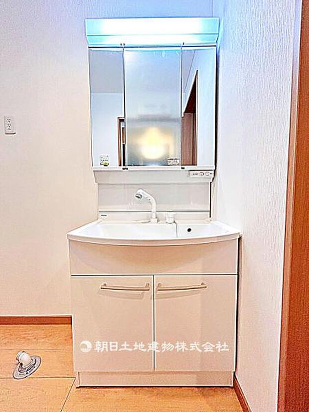 【洗面所】収納力のある3面鏡付き洗面台です。身支度がしやすく、洗面用品もすっきり片付けられる実用的な空間です。