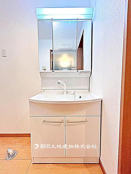 【洗面所】収納力のある3面鏡付き洗面台です。身支度がしやすく、洗面用品もすっきり片付けられる実用的な空間です。