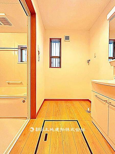 使いやすい広さの脱衣場です。洗面台と洗濯機置場がまとまり、日常生活に支障なく使える実用的な空間です。