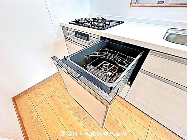 食洗器が備わったキッチンです。家事の効率が上がり、時間を有効に使えるため、快適で便利な生活をサポートします。