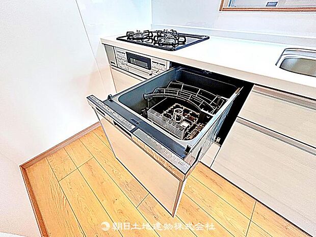 食洗器が備わったキッチンです。家事の効率が上がり、時間を有効に使えるため、快適で便利な生活をサポートします。