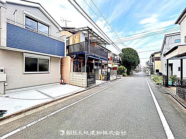 道路幅は狭いですが、交通量が少なく安全です。落ち着いた環境で、快適に生活できる住まいです。