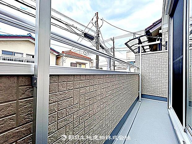 【バルコニー】バルコニー付きの住まいです。日差しが差し込み、風通しも良く、洗濯やおうち時間を快適に過ごせます。