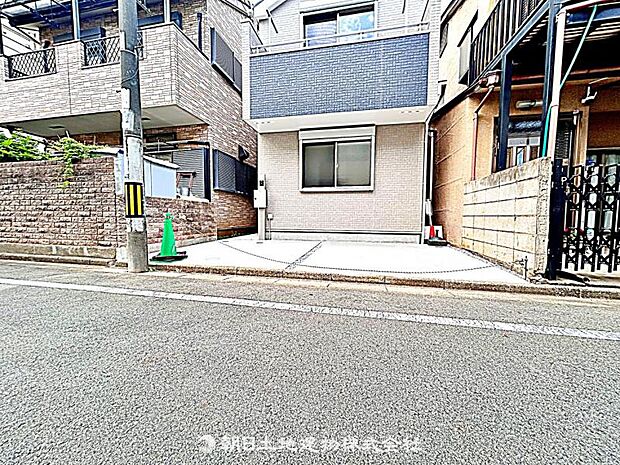 【駐車場】駐車場1台分付きです。家族の車や来客用にも対応でき、生活に便利な動線を確保した快適な住まいです。