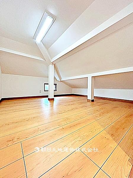 【収納】広さを活かした小屋裏です。季節物や趣味用品を収納でき、居室を有効に使える便利な空間です。