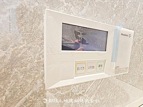 追い炊きパネル付きで、お湯の温度や量を簡単に調整可能です。家族が快適に入浴できる便利な設備です。
