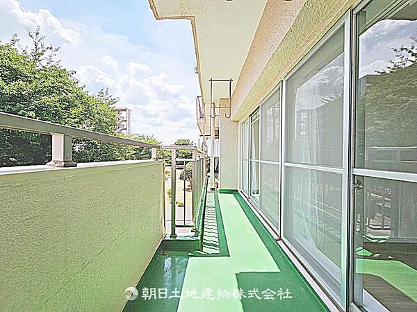 【バルコニー】幅広バルコニーでくつろぎの時間も楽しめます。コーヒーを飲みながら日光浴や読書もできる快適な空間です。