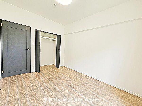 【居室】広い収納スペースを確保した居室です。日常の荷物をすっきり片付けられ、快適に過ごせる空間です。