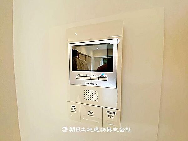便利なTVモニター付きインターホンです。来客を画面で確認でき、安心して応対できる、防犯性の高い設備です。