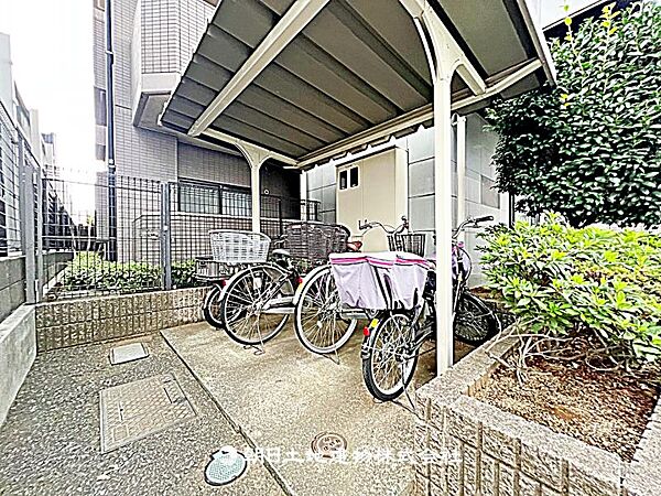 サドルが濡れず嬉しい屋根付き駐車場