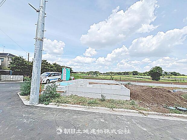 現在建築中の現場で工事進行中です。現地写真(2026年8月9日撮影)をご覧ください。