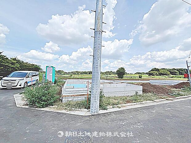 現在建築中の現場で工事進行中です。現地写真(2026年8月9日撮影)をご覧ください。
