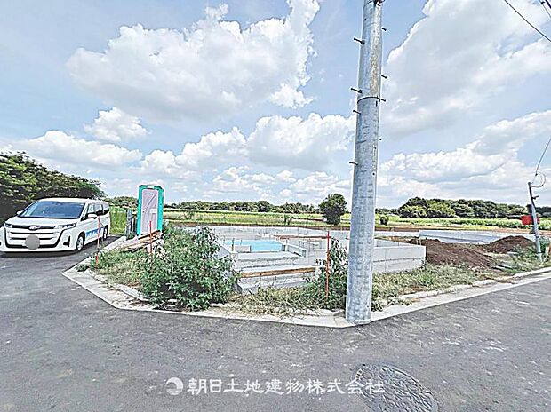 現在建築中の現場で工事進行中です。現地写真(2026年8月9日撮影)をご覧ください。