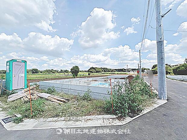 現在建築中の現場で工事進行中です。現地写真(2026年8月9日撮影)をご覧ください。