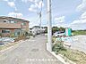 外観：前面道路が広く、車の通行や駐車がしやすい立地です。開放感があり、快適に生活できる住まいです。