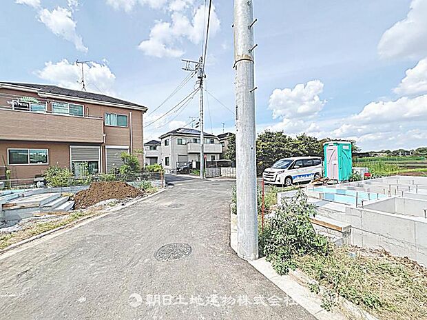 前面道路が広く、車の通行や駐車がしやすい立地です。開放感があり、快適に生活できる住まいです。
