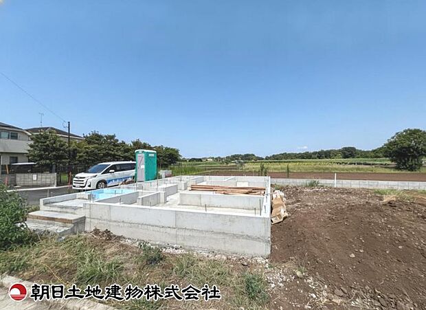 現在建築中の現場で工事進行中です。現地写真(2026年8月9日撮影)をご覧ください。