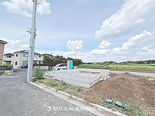 現在建築中の現場で工事進行中です。現地写真(2026年8月9日撮影)をご覧ください。