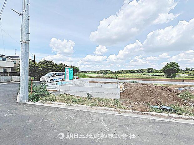 現在建築中の現場で工事進行中です。現地写真(2026年8月9日撮影)をご覧ください。