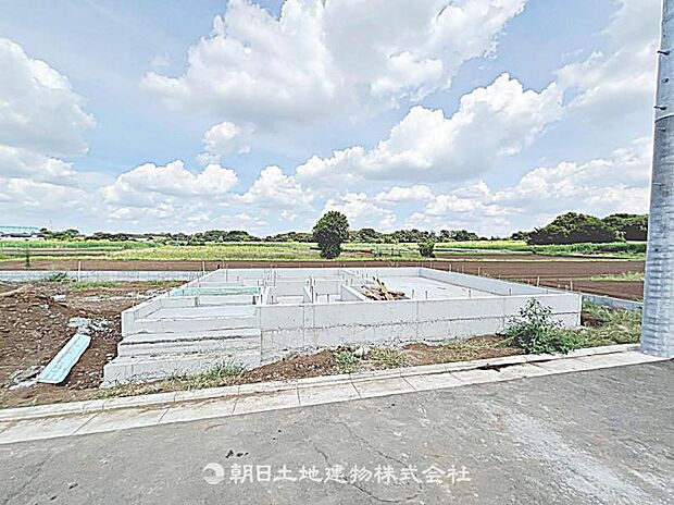 現在建築中の現場で工事進行中です。現地写真（2026年8月9日撮影）をご覧ください。