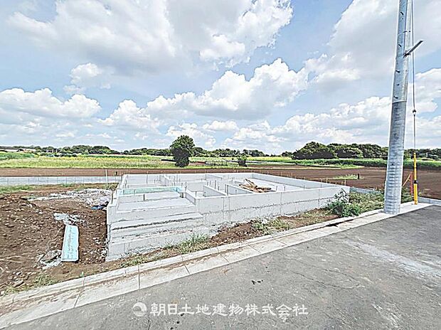 現在建築中の現場で工事進行中です。現地写真（2026年8月9日撮影）をご覧ください。