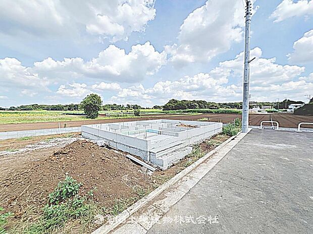 現在建築中の現場で工事進行中です。現地写真（2026年8月9日撮影）をご覧ください。