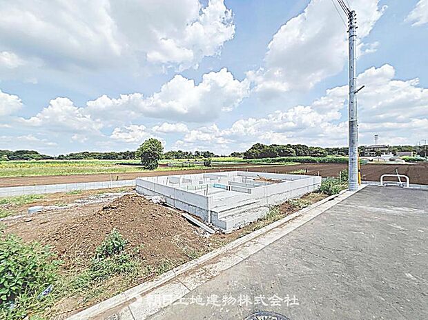 現在建築中の現場で工事進行中です。現地写真（2026年8月9日撮影）をご覧ください。