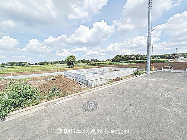 現在建築中の現場で工事進行中です。現地写真（2026年8月9日撮影）をご覧ください。