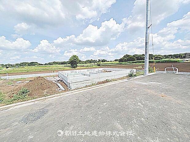現在建築中の現場で工事進行中です。現地写真（2026年8月9日撮影）をご覧ください。