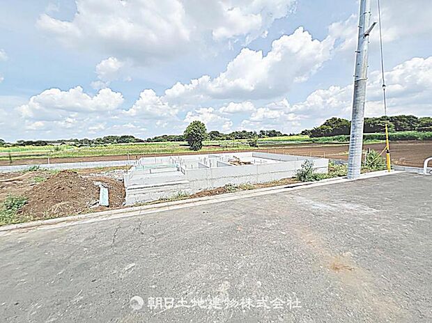 現在建築中の現場で工事進行中です。現地写真（2026年8月9日撮影）をご覧ください。