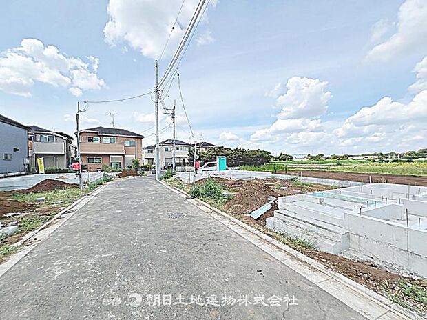 前面道路が広く、車の通行や駐車がしやすい立地です。開放感があり、快適に生活できる住まいです。