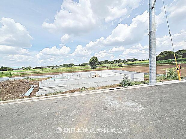 現在建築中の現場で工事進行中です。現地写真（2026年8月9日撮影）をご覧ください。