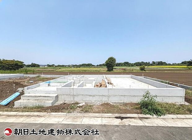 現在建築中の現場で工事進行中です。現地写真（2026年8月9日撮影）をご覧ください。