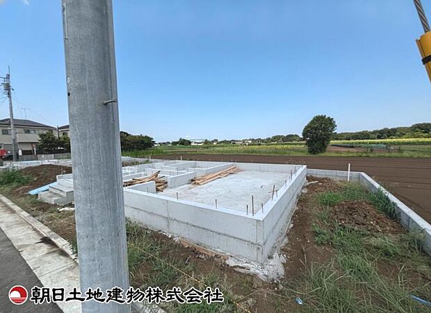現在建築中の現場で工事進行中です。現地写真（2026年8月9日撮影）をご覧ください。