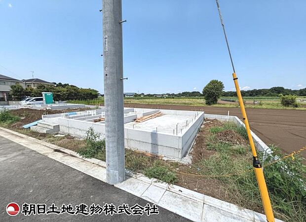 現在建築中の現場で工事進行中です。現地写真（2026年8月9日撮影）をご覧ください。