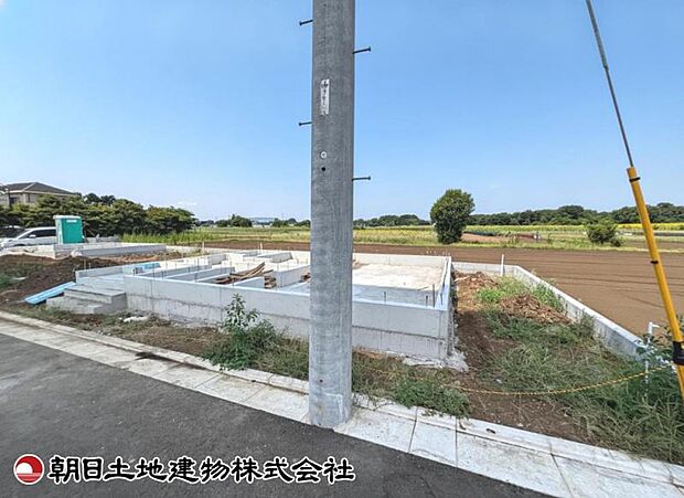 現在建築中の現場で工事進行中です。現地写真（2026年8月9日撮影）をご覧ください。