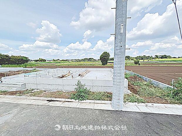 現在建築中の現場で工事進行中です。現地写真（2026年8月9日撮影）をご覧ください。