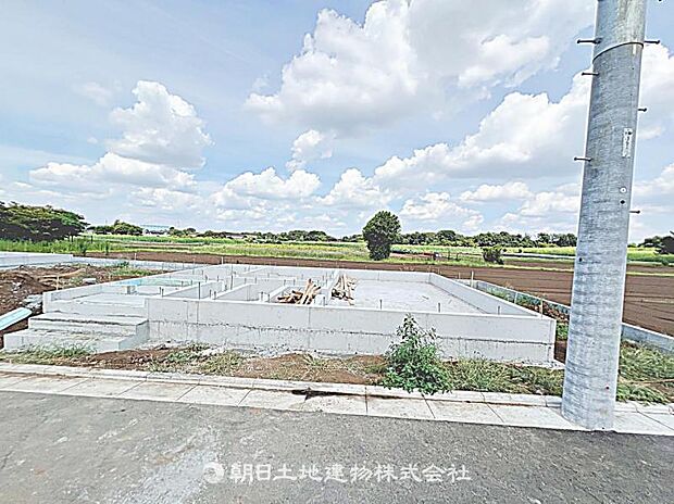 現在建築中の現場で工事進行中です。現地写真（2026年8月9日撮影）をご覧ください。