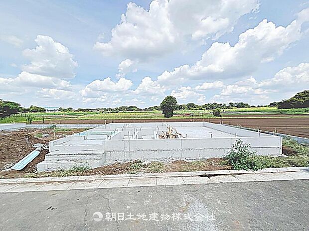 現在建築中の現場で工事進行中です。現地写真（2026年8月9日撮影）をご覧ください。