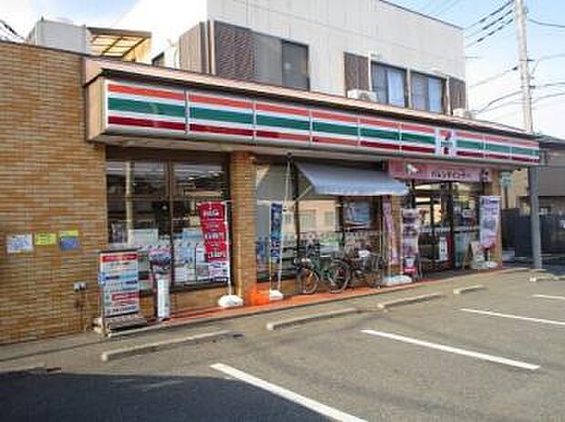 セブンイレブン清瀬中清戸5丁目店まで徒歩11分823ｍ！急な買い足しにもすぐ対応でき、忙しい日常をしっかりサポートしてくれます。