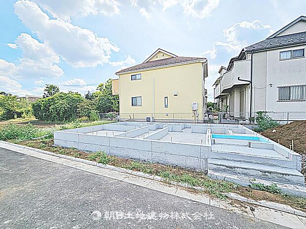 現在建築中の現場で工事進行中です。現地写真（2026年8月9日撮影）をご覧ください。