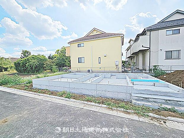 現在建築中の現場で工事進行中です。現地写真（2026年8月9日撮影）をご覧ください。