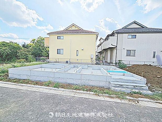 現在建築中の現場で工事進行中です。現地写真（2026年8月9日撮影）をご覧ください。