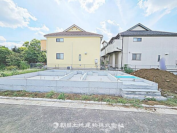 現在建築中の現場で工事進行中です。現地写真（2026年8月9日撮影）をご覧ください。